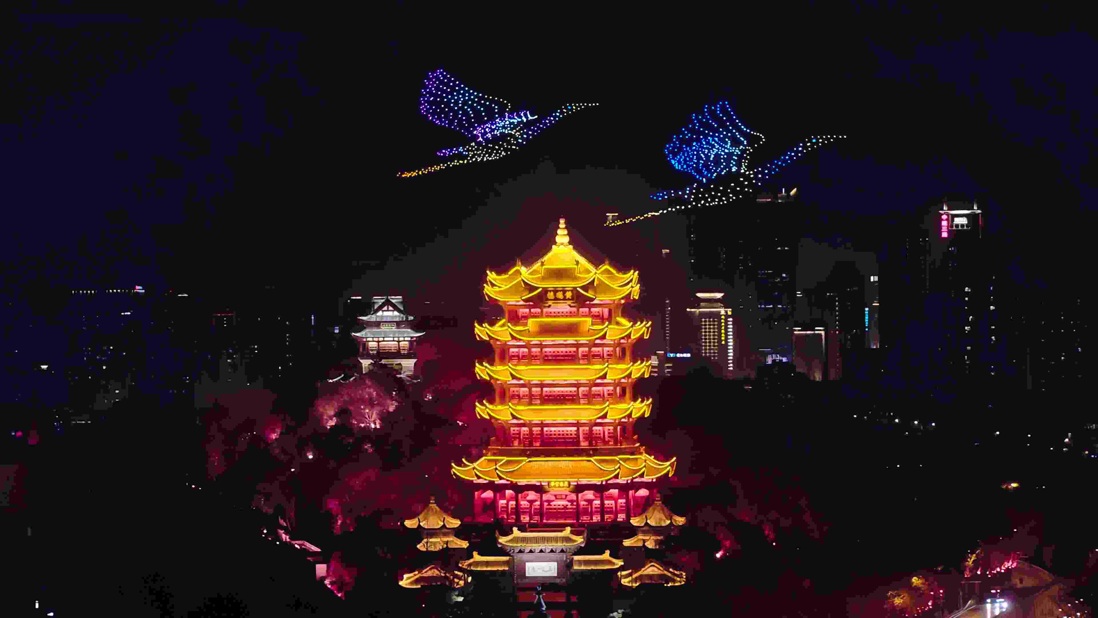 蜂群輕型無(wú)人機(jī)表演 Swarming light drone performance