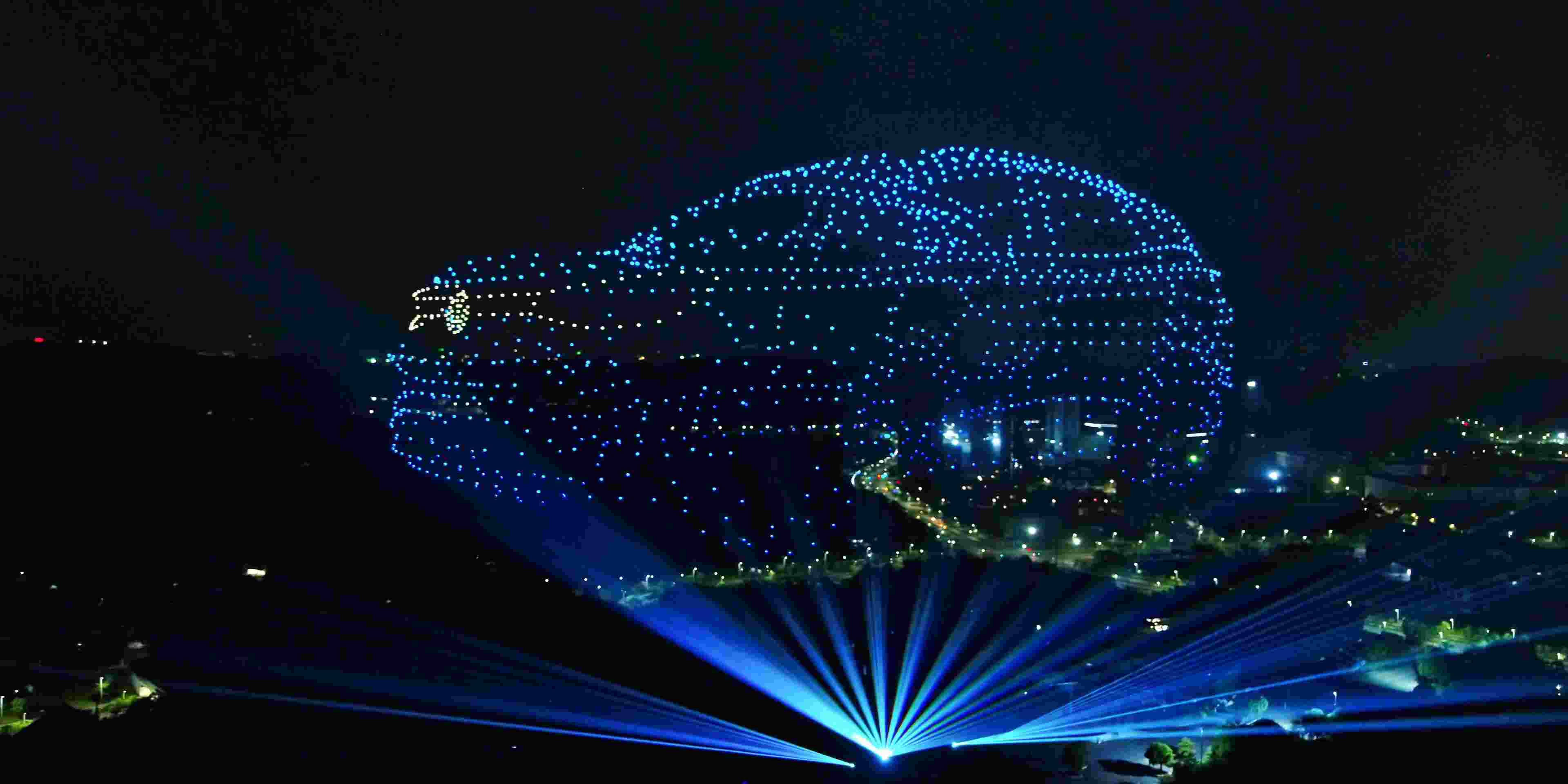 蜂擁而至的無(wú)人機(jī)燈光秀 Swarming light drone lightshow